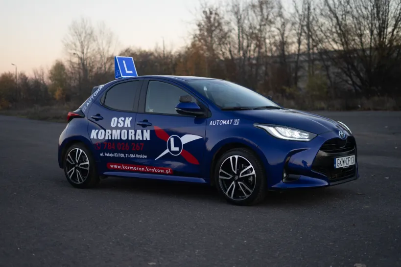 toyota yaris niebieski osk kormoran bokiem 819x546