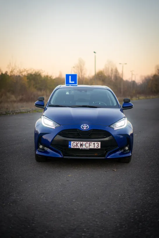 toyota yaris niebieski osk kormoran przodem 546x819