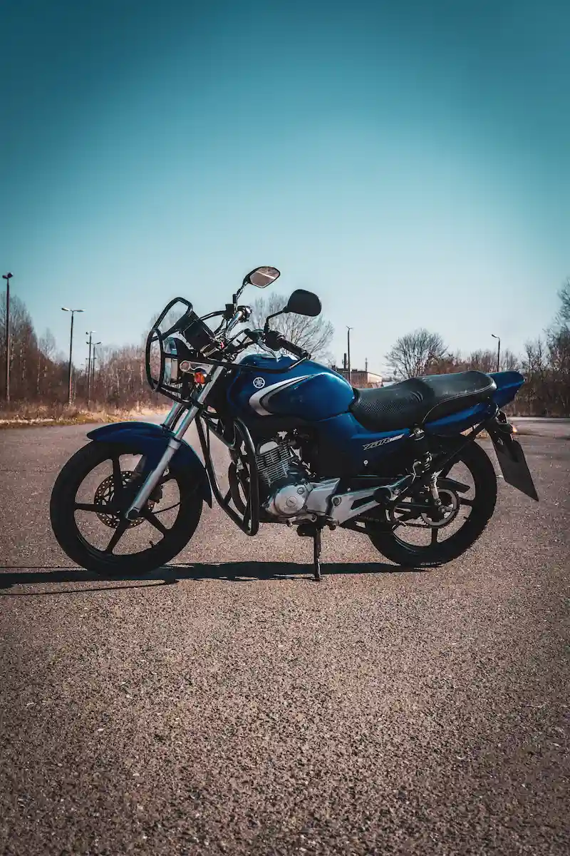 Yamaha YBR 125 niebieski 800x1200