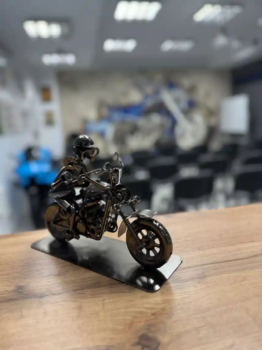 figurka motocyklisty w sali 856x1142 1.webp